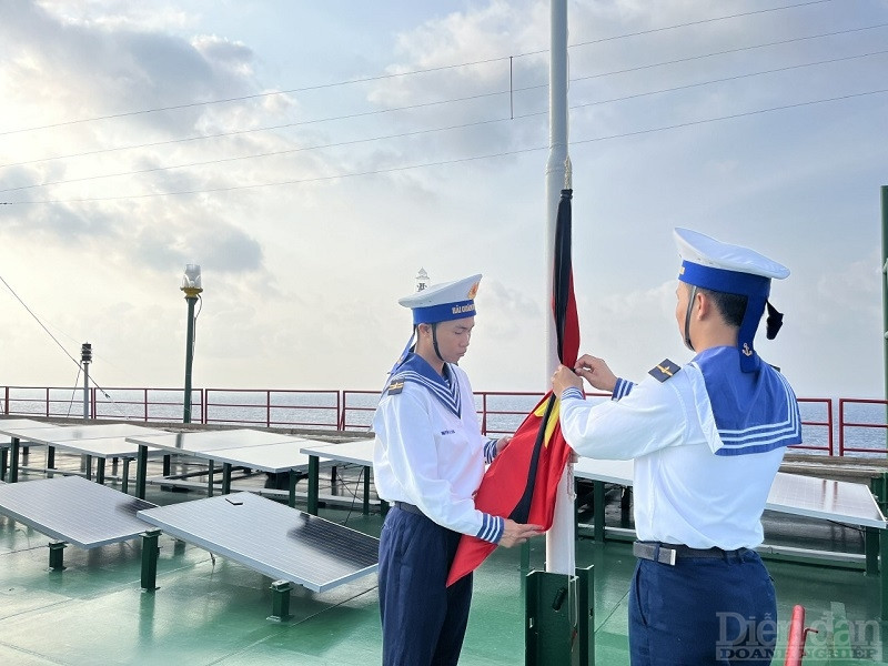 Cán bộ, chiến sĩ Nhà giàn DK1 làm lễ treo cờ rủ Quốc tang Tổng Bí thư Nguyễn Phú Trọng