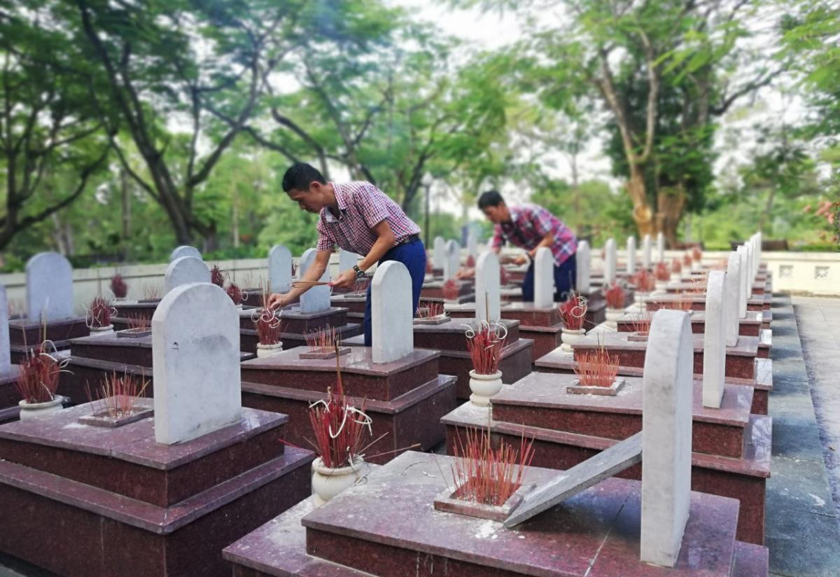 Thế hệ trẻ bày tỏ sự tri ân đối với các anh hùng, liệt sĩ tại Nghĩa trang liệt sĩ Quốc gia Trường Sơn. Ảnh: Tiêu Dao