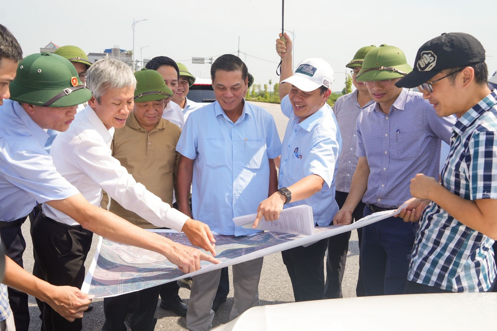 Chủ tịch UBND thành phố Nguyễn Văn Tùng kiểm tra thực địa và nghe báo cáo phương án triển khai Dự án đầu tư xây dựng đường nối đường Đỗ Mười với đường ra đảo Vũ Yên