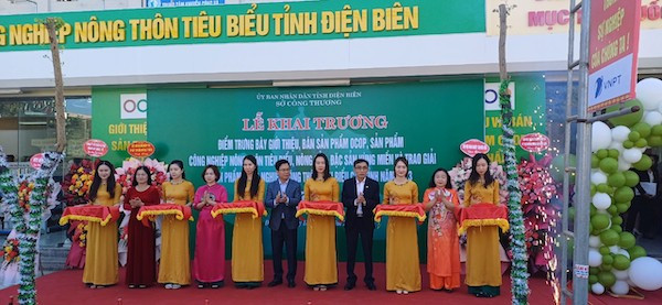 Phó Chủ tịch thường trực UBND tỉnh Điện Biên, Phạm Đức Toàn cùng ông Vũ Hồng Sơn, Giám đốc Sở Công Thương tỉnh Điện Biên và đại diện các đơn vị, Ban ngành tỉnh Điện Biên cắt băng khai trương điểm giới thiệu sản phẩm OCOP Sở Công Thương tỉnh Điện Biên.