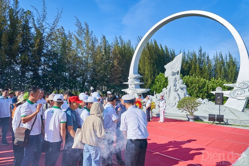 Xung quanh Khu tưởng niệm chiến sĩ Gạc Ma được thiết kế thành một cụm công trình văn hóa đậm chất biển đảo, ghi nhớ công ơn của các cán bộ, chiến sĩ đã anh dũng chiến đấu bảo vệ chủ quyền biển, đảo của Tổ quốc