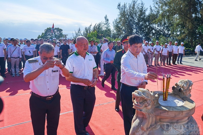 Đoàn đại biểu TP Hải Phòng dâng hương tưởng nhớ các anh hùng liệt sĩ tại Khu tưởng niệm chiến sĩ Gạc Ma