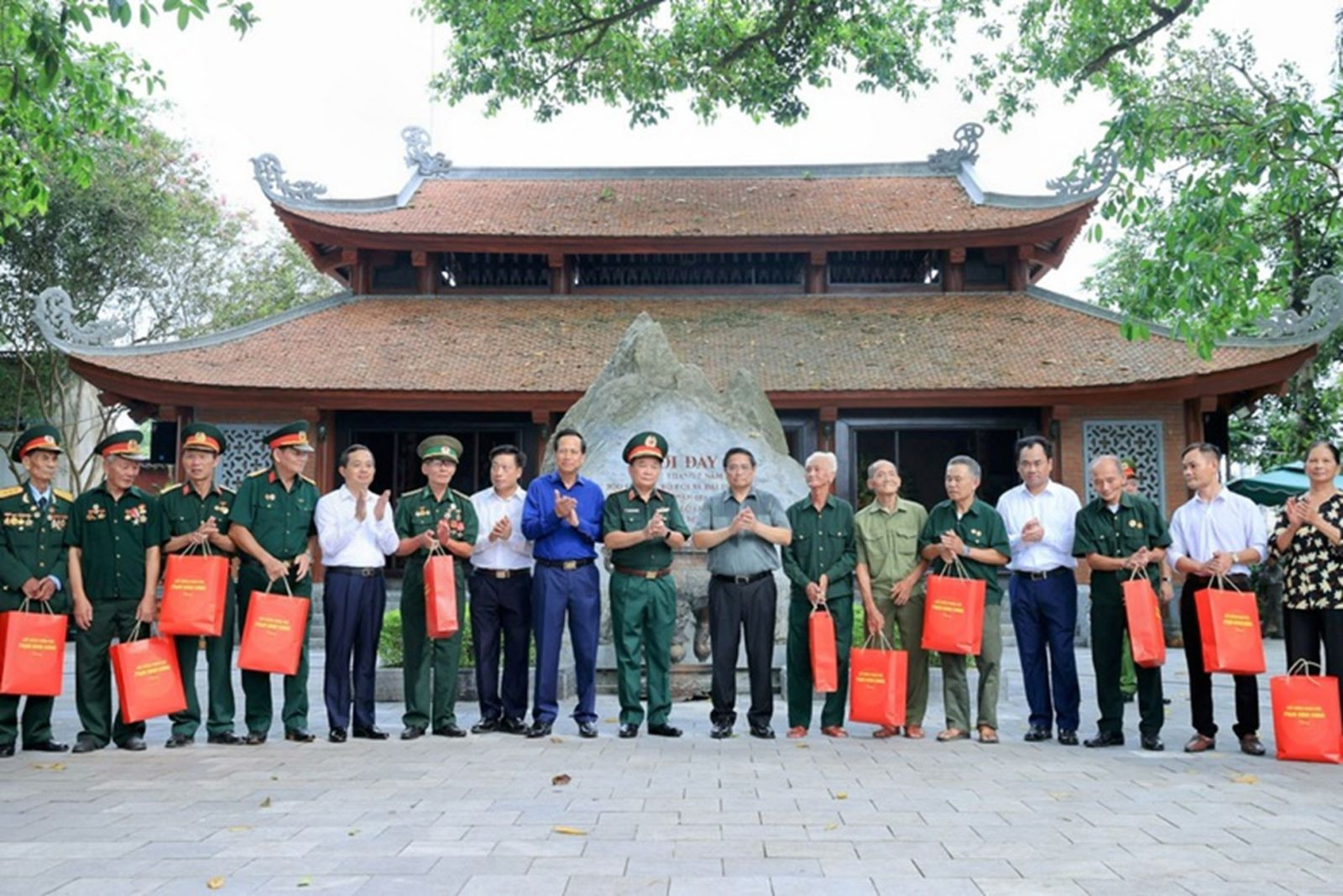 Thủ tướng tặng quà người có công với cách mạng và thân nhân liệt sĩ trên địa bàn huyện Đại Từ - Ảnh: VGP/Nhật Bắc