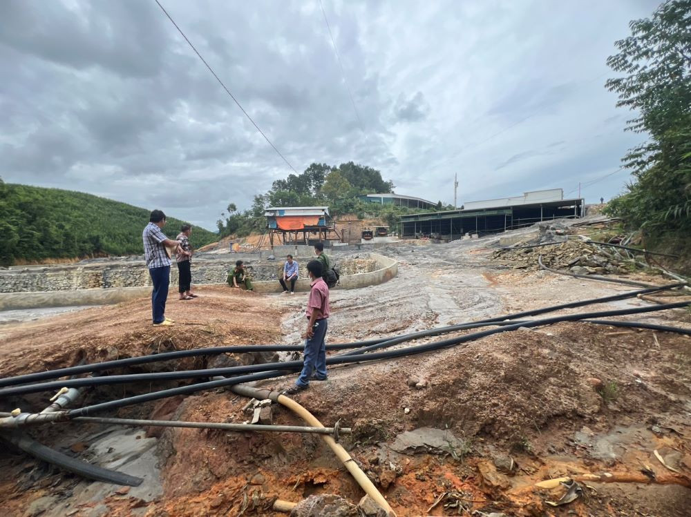 doanh nghiệp này cần phải thực hiện ngay các giải pháp đảm bảo an toàn, không để xảy ra sự cố, nhất là tại các bãi thải quặng đuôi, công trình xử lý nước thải từ quá trình khai thác, chế biến quặng thiếc. Tháo dỡ các đường ống mà Công ty sử dụng để bơm các chất thải vào hang casto (moong khai thác quặng thiếc cũ của Công ty CP Kim Loại màu Nghệ Tĩnh).