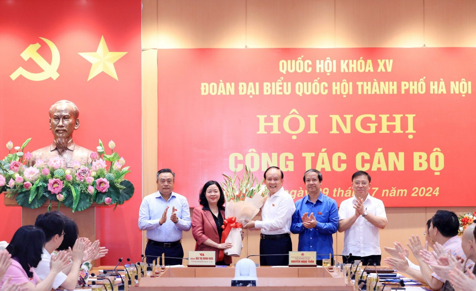 Lãnh đạo thành phố Hà Nội và đại biểu Quốc hội Đoàn thành phố Hà Nội tặng hoa chúc mừng bà Bùi Thị Minh Hoà