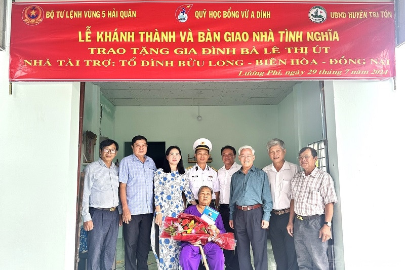 Đại tá Nguyễn Đức Cầu - Phó Chủ nhiệm Chính trị Vùng 5 bàn giao bàn giao “Nhà tình nghĩa” tặng gia đình bà Lê Thị Út, xã Lương Phi, huyện Tri Tôn, tỉnh An Giang