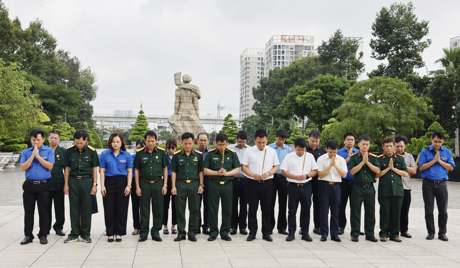 Đồng chí Nguyễn Xuân Hòa – Bí thư Đảng ủy, Chủ tịch HĐQT cùng tập thể BLĐ,p/các tổ chức Đoàn thể dâng hương tại Nghĩa trang Liệt sỹ Tp. HCM