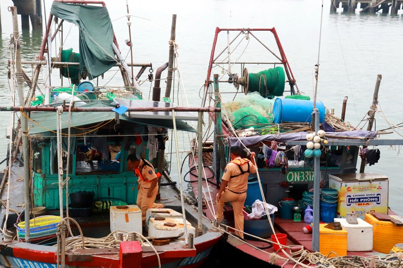 Mạnh tay với tàu cá 