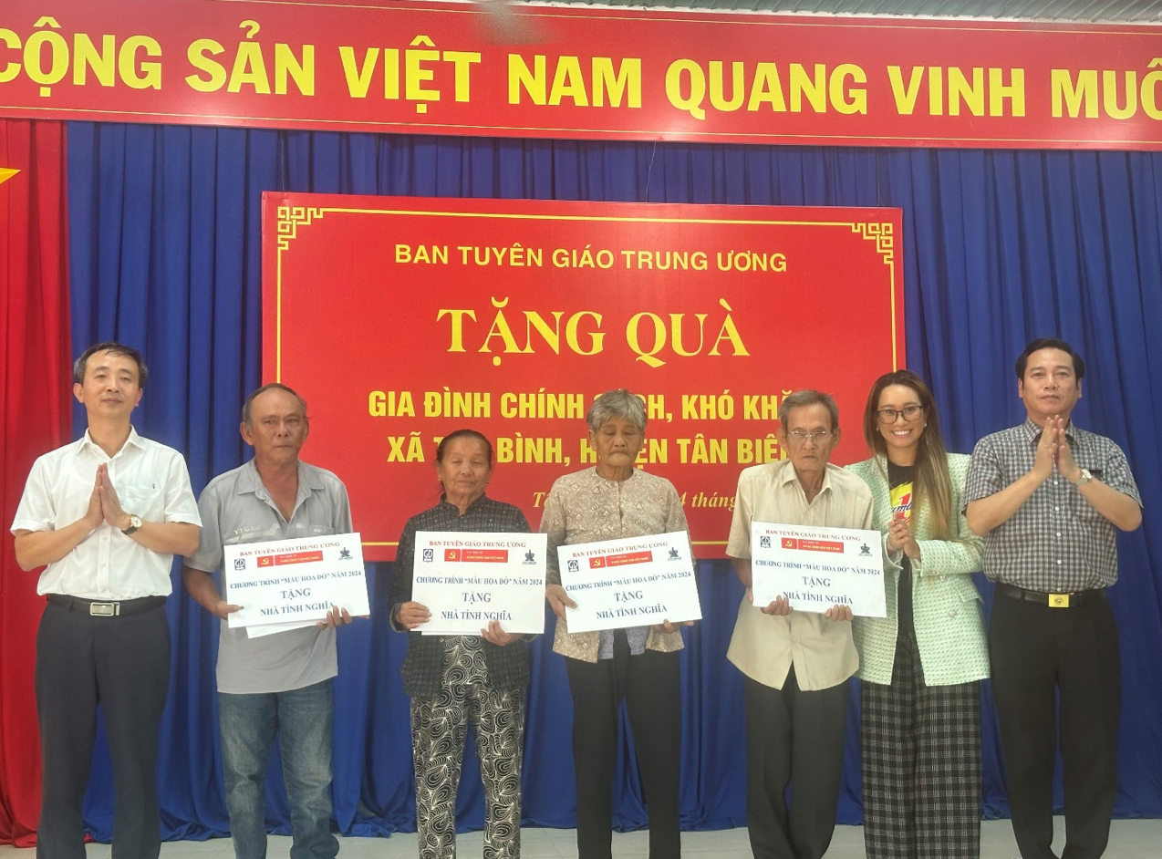 Bà Vũ Phương Thanh, đại diện Công ty Tân Hiệp Phát cùng ông Nguyễn Công Dũng – Tổng Biên tập Báo điện tử Đảng Cộng sản Việt Nam trao tặng chi phí xây nhà tình nghĩa cho các gia đình chính sách tại huyện Tân Biên, Tây Ninh.