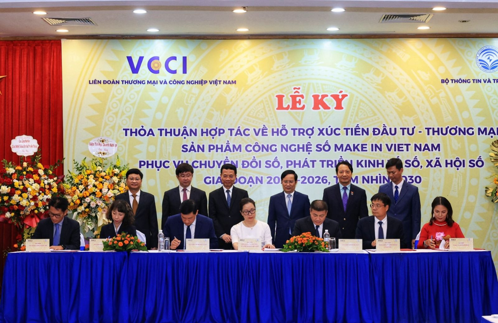 Các doanh nghiệp và cơ quan của VCCI ký thỏa thuận hợp tác dưới sự chứng kiến của lãnh đạo Bộ TT&TT và VCCI