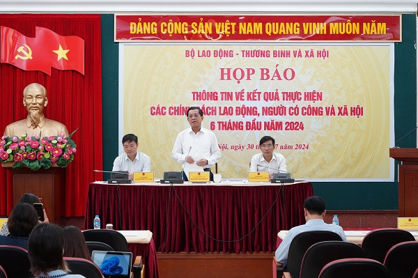 Thứ trưởng Bộ LĐ-TB&XH Nguyễn Bá Hoan thông tin tại họp báo.