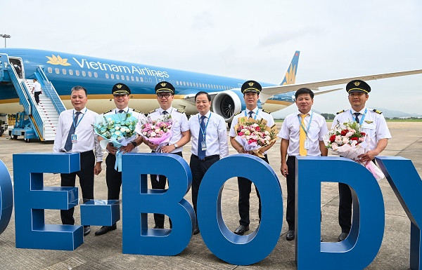 7. Với việc đón nhận thêm máy bay Boeing 787-10, Vietnam Airlines tiếp tục khẳng định vị thế tiên phong trong ngành hàng không Việt Nam