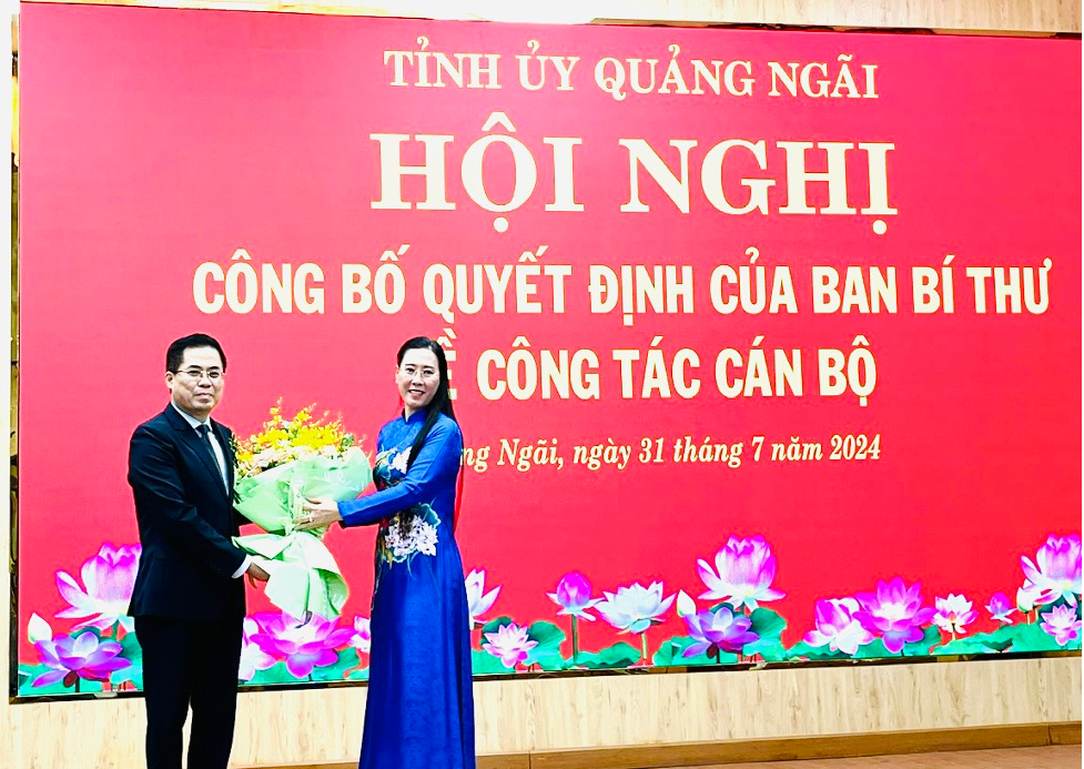 Bà Bùi Thị Quỳnh Vân, Ủy viên TW Đảng, Bí thư Tỉnh ủy, Chủ tịch Hội đồng nhân dân tỉnh tặng hoa chúc mừng đồng chí Nguyễn Hoàng Giang.