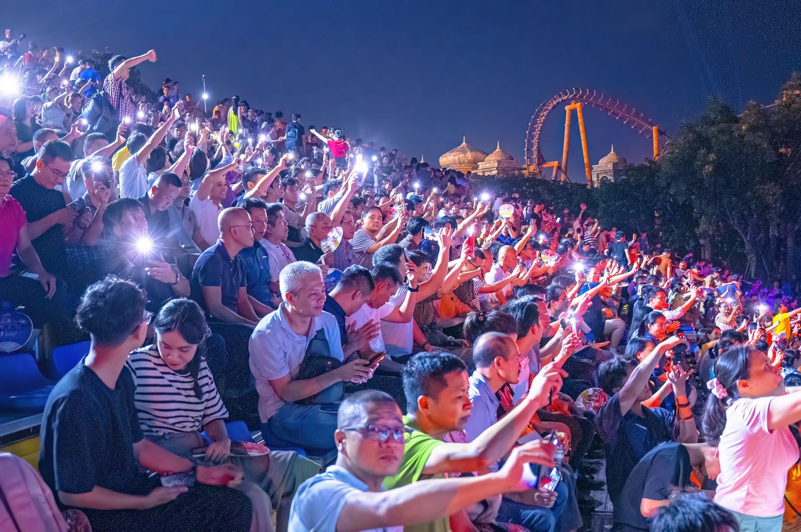 Khán giả phấn khích và vỗ tay không ngớt với những màn pháo hoa mãn nhãn trong Symphony of River