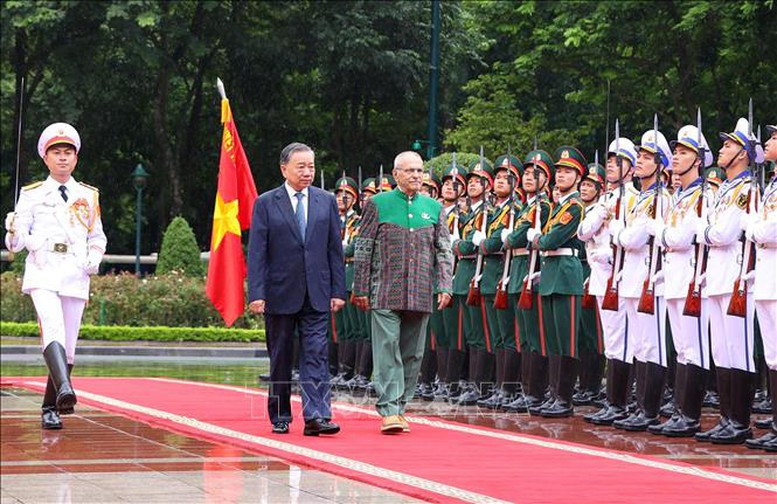 Chủ tịch nước Tô Lâm và Tổng thống Timor-Leste Jose Ramos-Horta duyệt Đội Danh dự Quân đội nhân dân Việt Nam