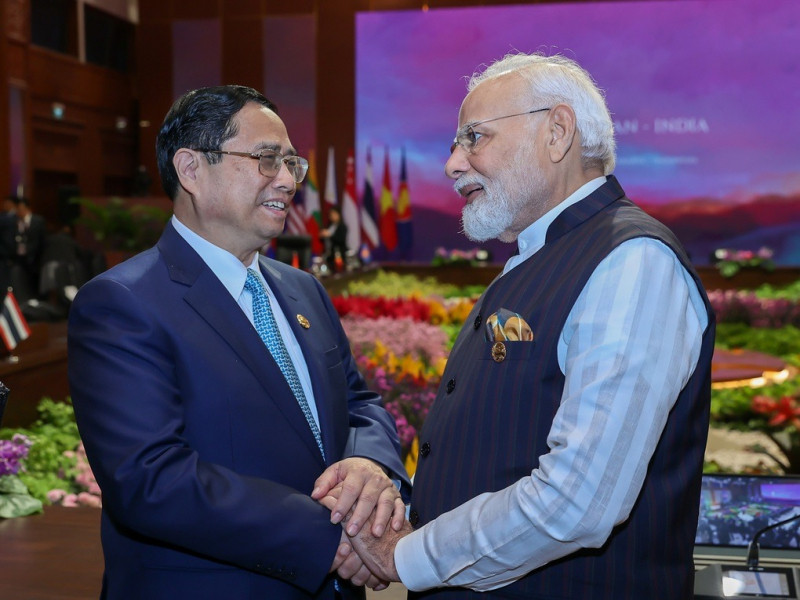 Thủ tướng Phạm Minh Chính gặp Thủ tướng Ấn Độ Narendra Modi nhân dịp dự Hội nghị Cấp cao ASEAN lần thứ 43 tại Indonesia. Ảnh: VGP