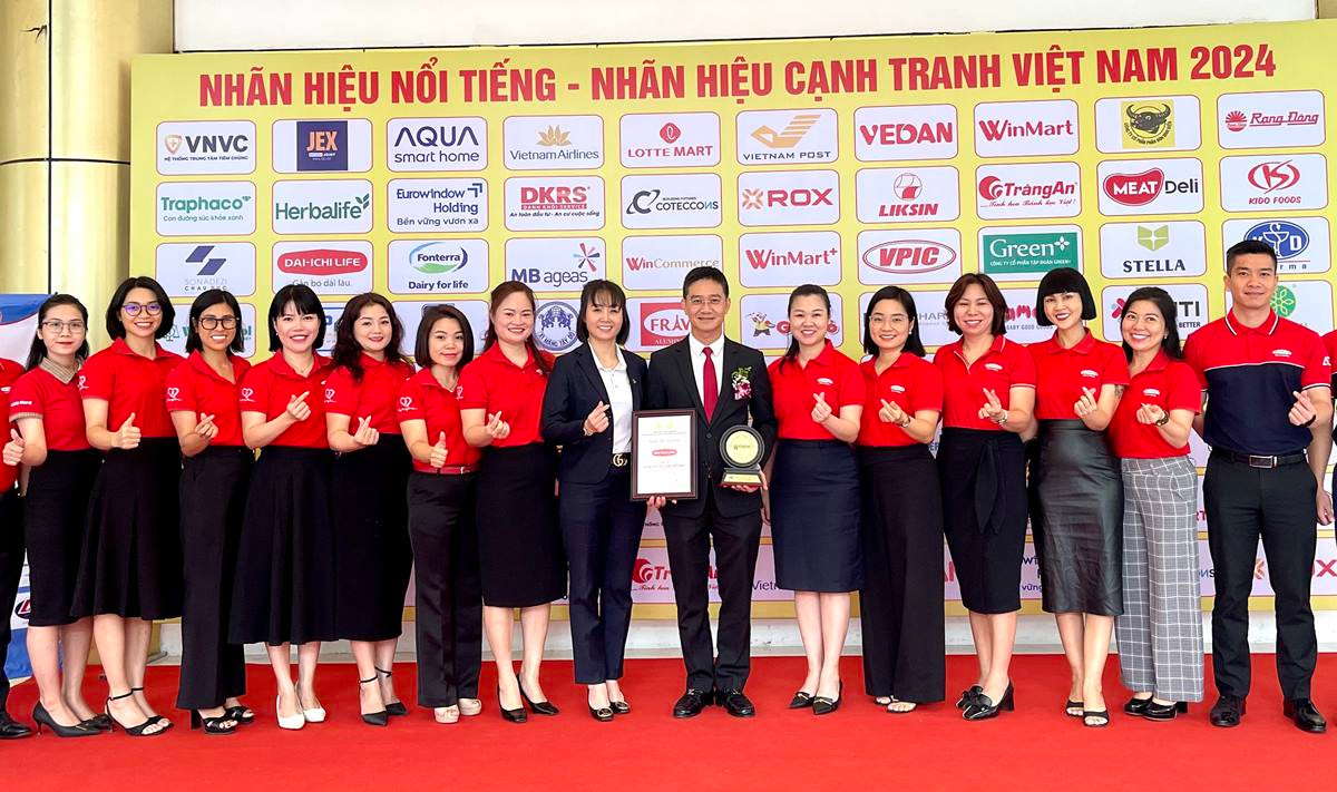 Các thành viên Dai-ichi Life Việt Nam tại Lễ trao giải “Top 10 Nhãn hiệu nổi tiếng Việt Nam 2024”