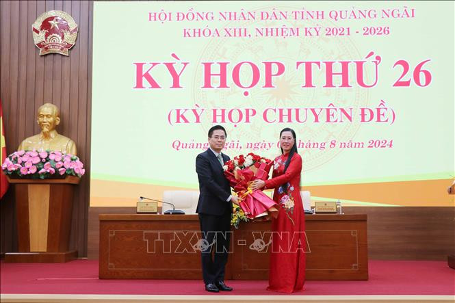 Bí thư Tỉnh ủy Quảng Ngãi Bùi Thị Quỳnh Vân tặng hoa tân Chủ tịch UBND tỉnh Nguyễn Hoàng Giang (trái). Ảnh: Phạm Cường/TTXVN