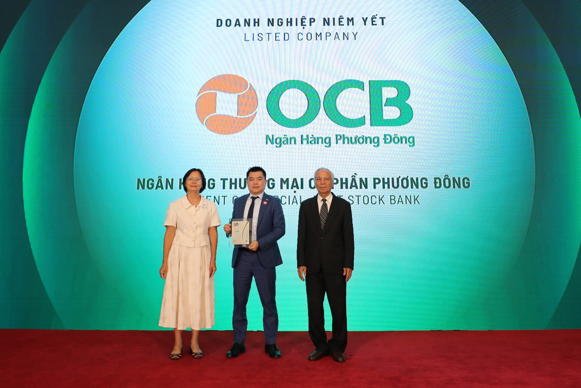 Đại diện OCB nhận giải Doanh nghiệp phát triển bền vững 2024