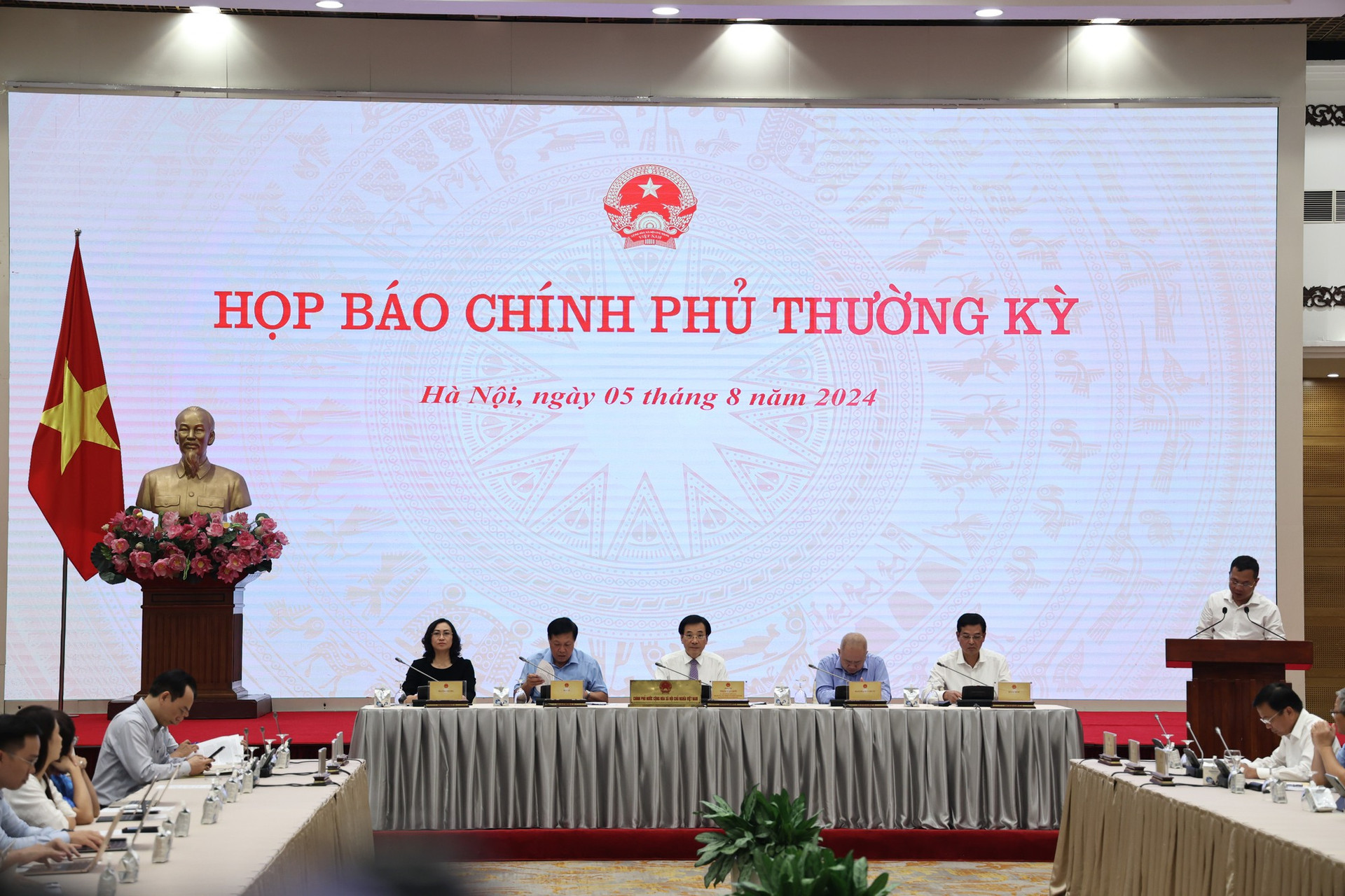 Toàn cảnh cuộc họp báo.