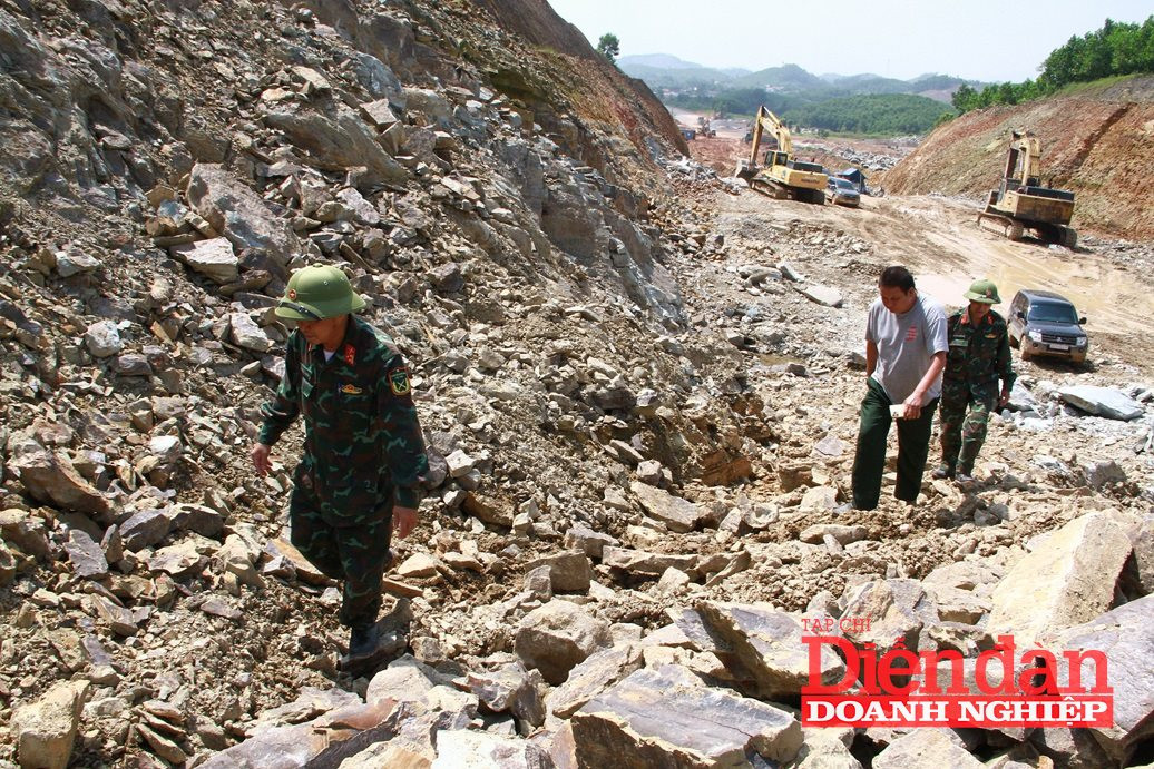 Lãnh đạo Ban Điều hành số 2 và Chỉ huy công trường khảo sát tình hình thi công