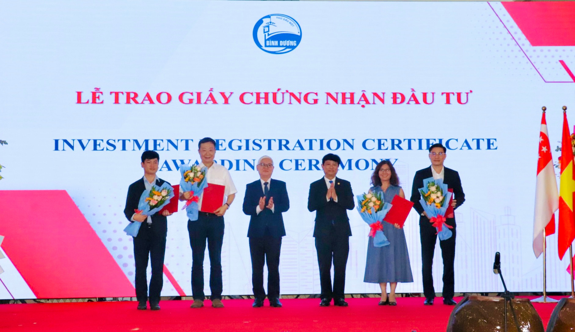 Lãnh đạo tỉnh Bình Dương trao Giấy chứng nhận đầu tư cho các dự án tại sự kiện Gặ​p gỡ Singapore 2023