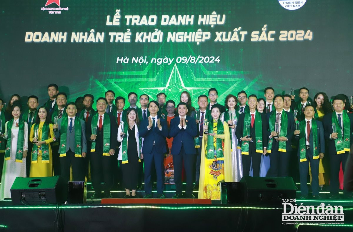 Đại diện Ban tổ chức và các lãnh đạo trao giải cho TOP 100