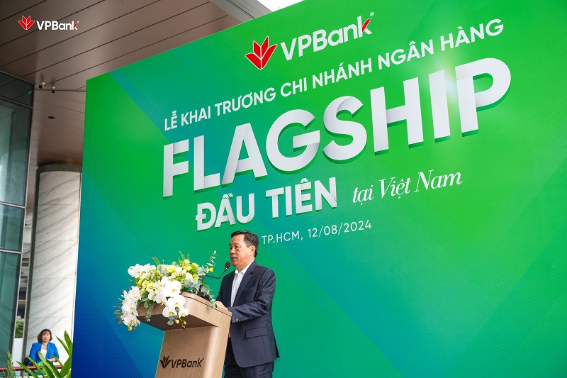 Ban lãnh đạo VPBank cùng kéo băng khánh thành chi nhánh Flagship