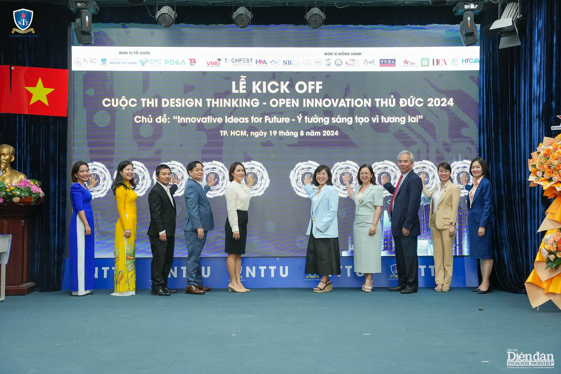 Các đại biểu thực hiện nghi thức kickoff cuộc thi