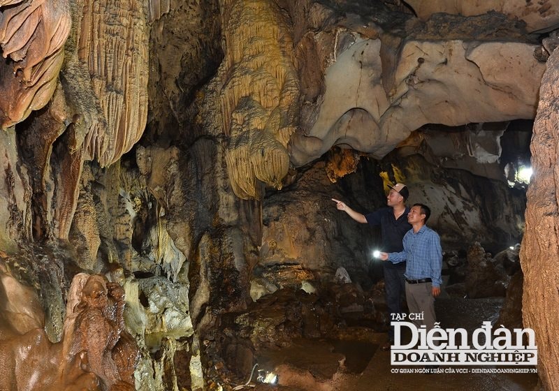 Du khách đến tham quan, trải nghiệm và khám phá hệ thống hang động tại Cát Bà