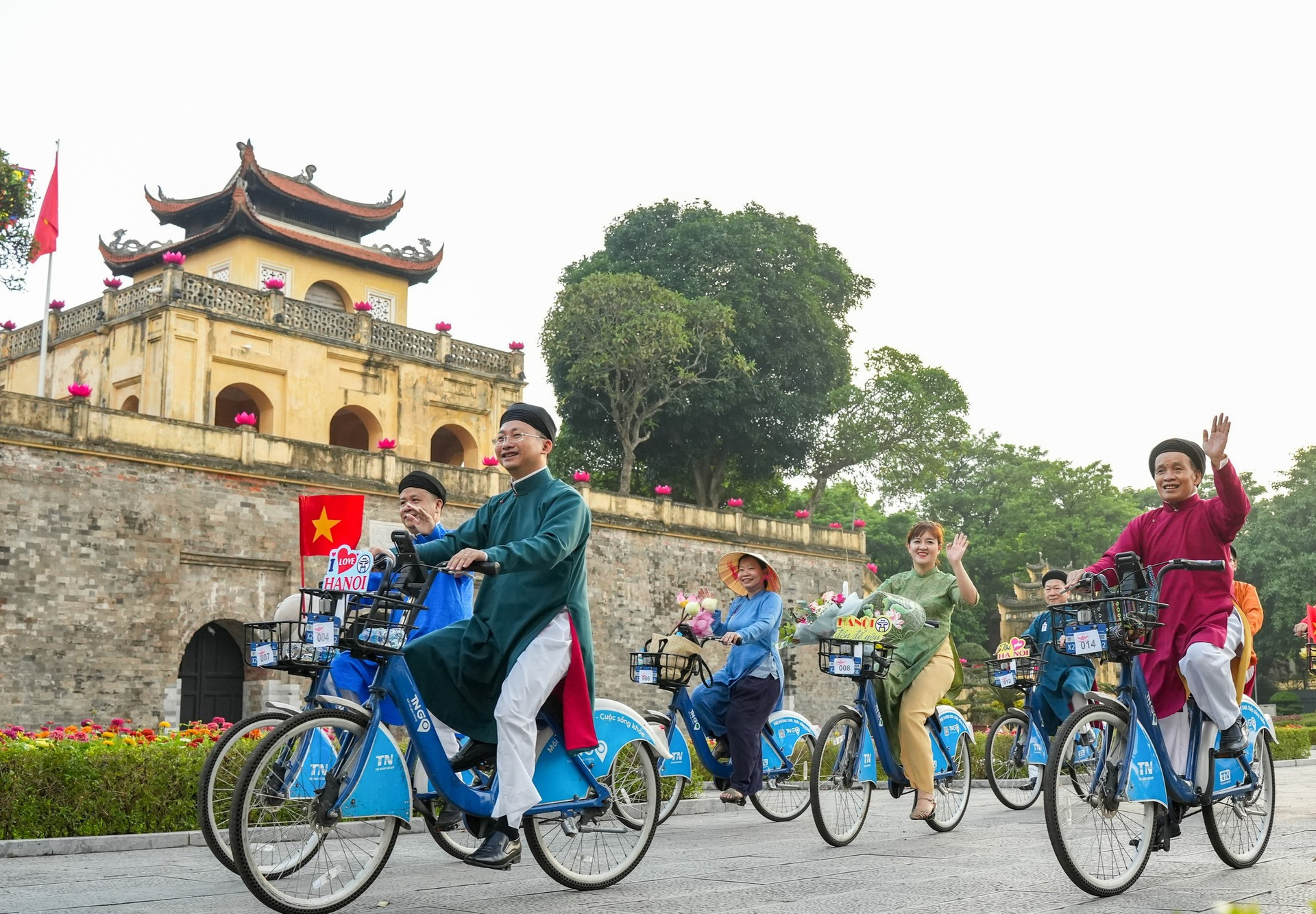 Chương trình thu hút sự hưởng ứng của cán bộ, công chức các cơ quan, đơn vị trên địa bàn Hà Nội cùng đông đảo nhân dân Thủ đô, bạn bè trong nước và quốc tế.