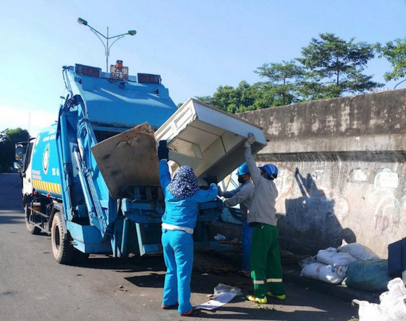 Các công nhân vệ sinh môi trường thường xuyên tiếp xúc với nhiều loại rác thải độc hại.