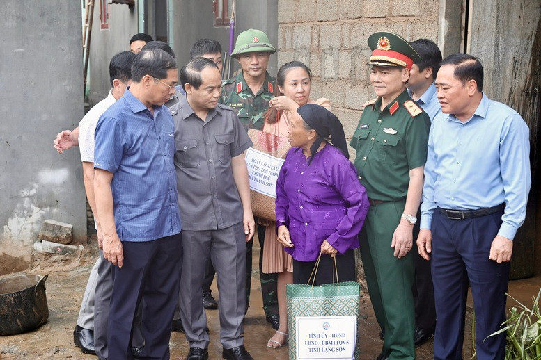 Phó Thủ tướng Bùi Thanh Sơn thăm hỏi và tặng quà các gia đình bị thiệt hại do bão số 3 gây ra - Ảnh- VGP:Minh Ngọc