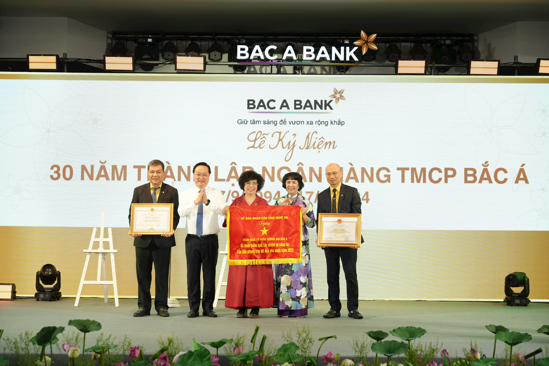 Äáº¡i diá»n Ban LÃ£nh Äáº¡o BAC A BANK nháº­n Cá» thi Äua vÃ Báº±ng khen cá»§a UBND tá»nh Nghá» An trong Lá» ká»· niá»m 30 nÄm thÃ nh láº­p