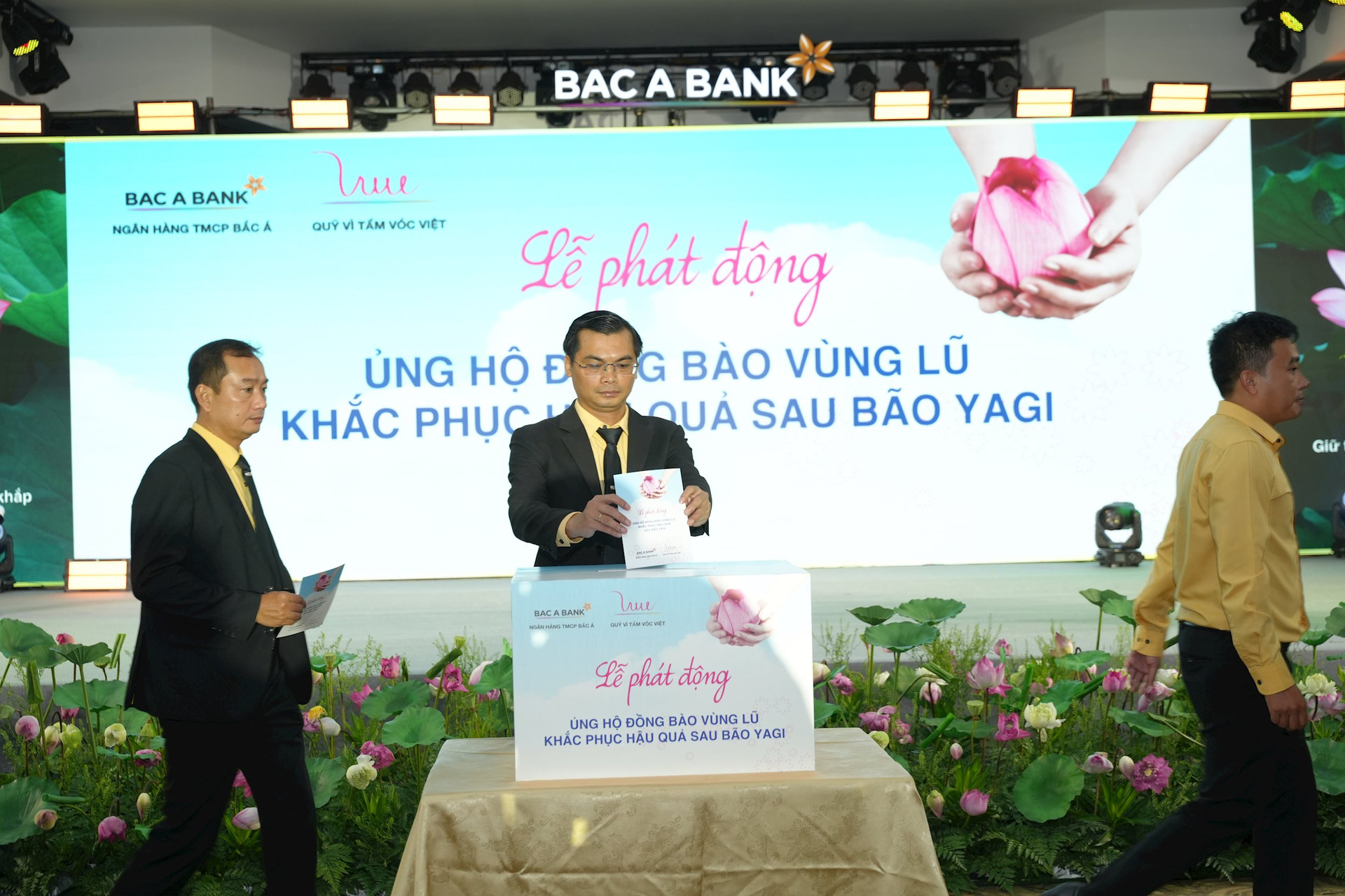 CBNV BAC A BANK tÃ­ch cá»±c á»§ng há» há» trá»£ Äá»ng bÃ o vÃ¹ng bÃ£o lÅ© kháº¯c phá»¥c háº­u quáº£