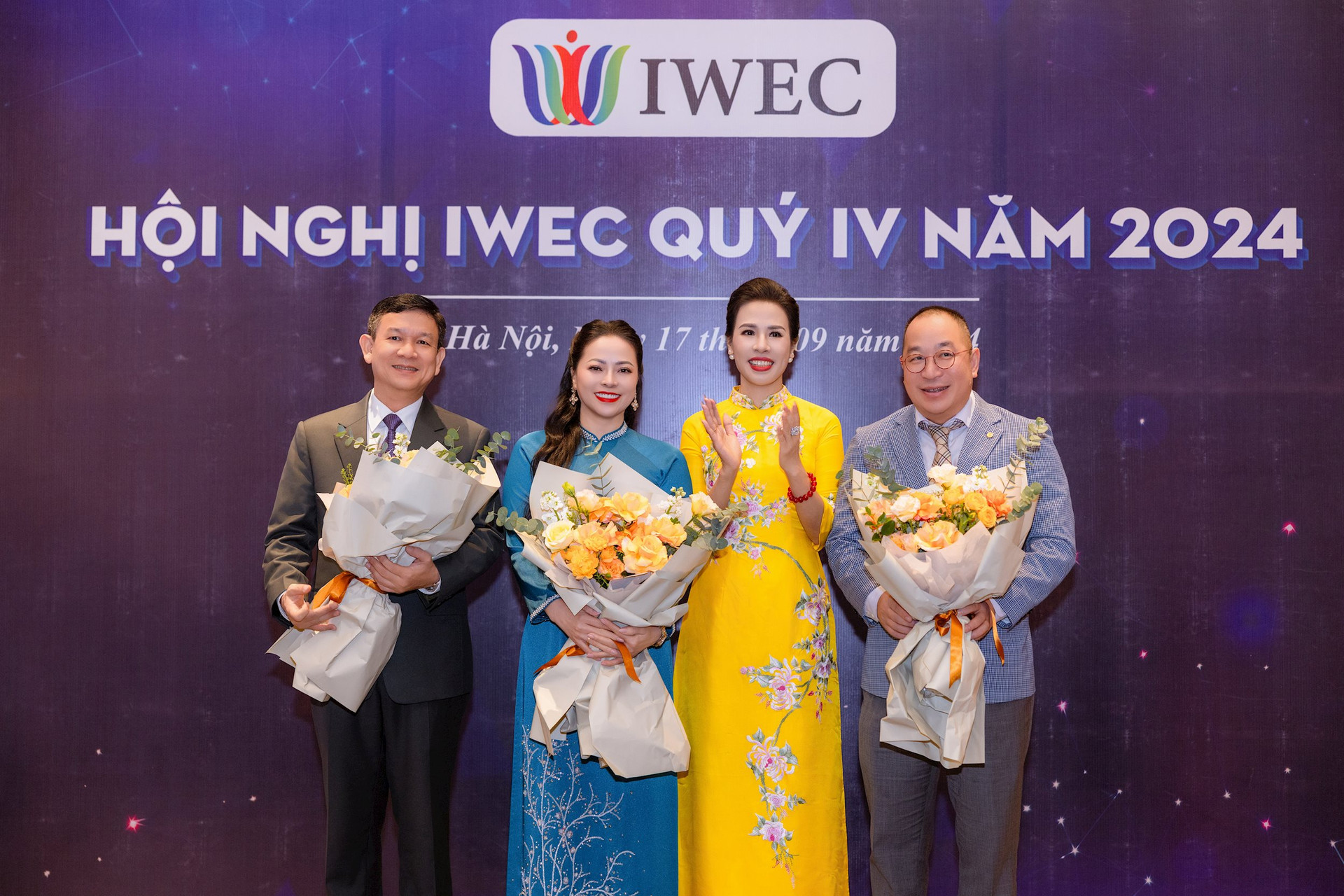 Bà Lê Thị Minh Ho - Chủ tịch IWEC tặng hoa Ban cố vấn IWEC