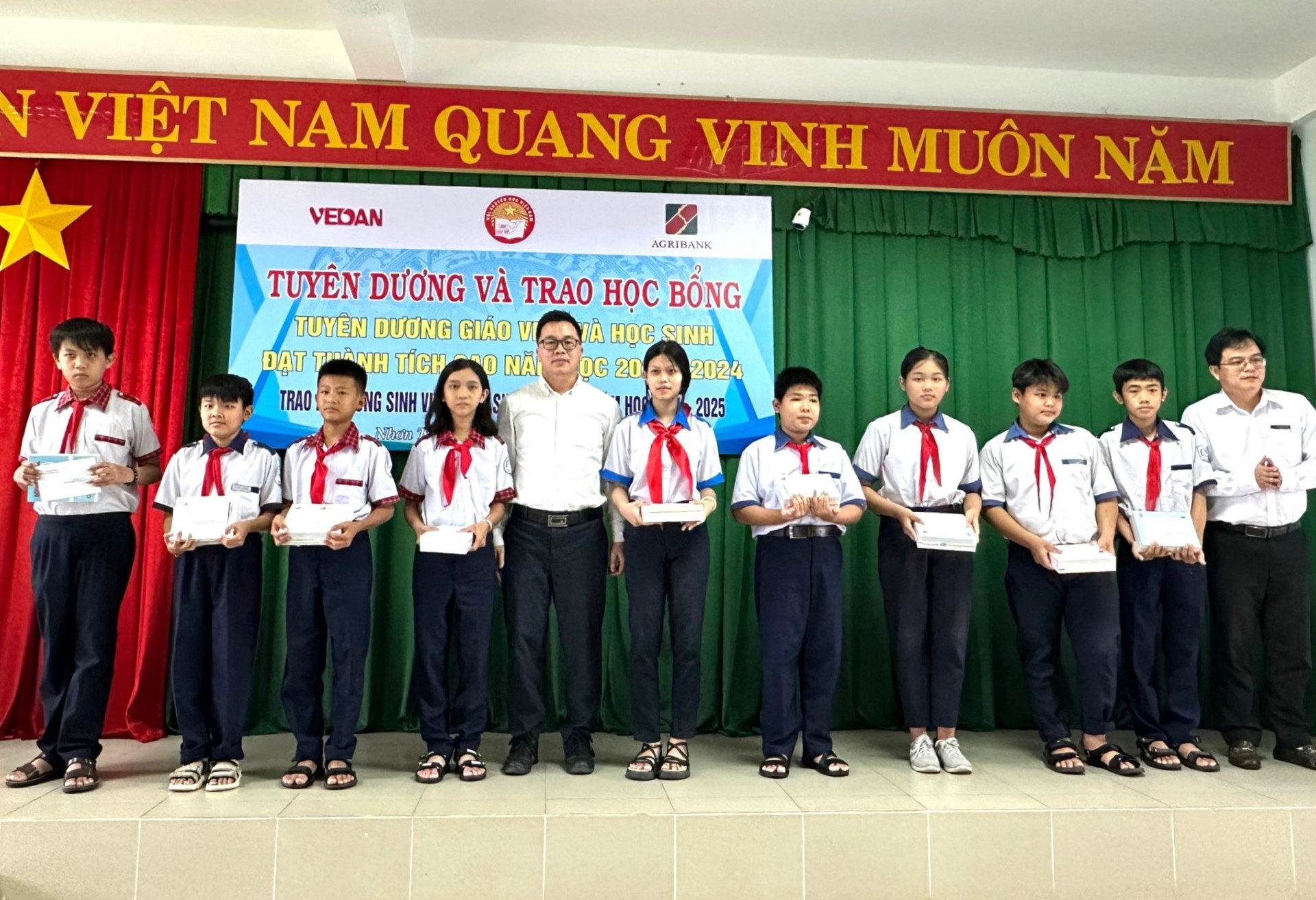 Đại diện Vedan Việt Nam trao học bổng cho các em học sinh tại huyện Nhơn Trạch