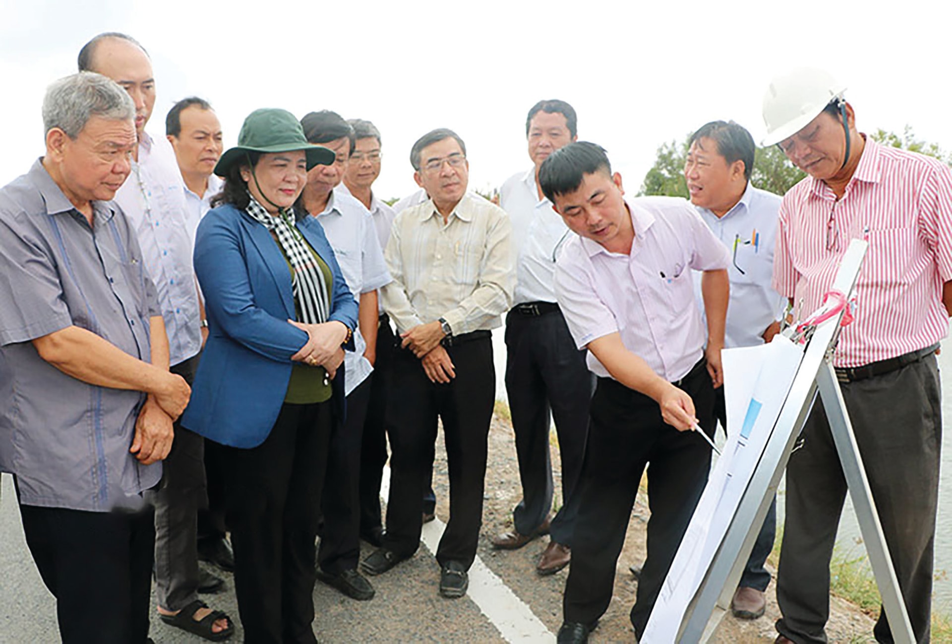 Quyền Bí thư Tỉnh ủy - Chủ tịch HĐND tỉnh Hồ Thị Hoàng Yến và đoàn công tác khảo sát các tuyến đê trên địa bàn huyện Thạnh Phú.