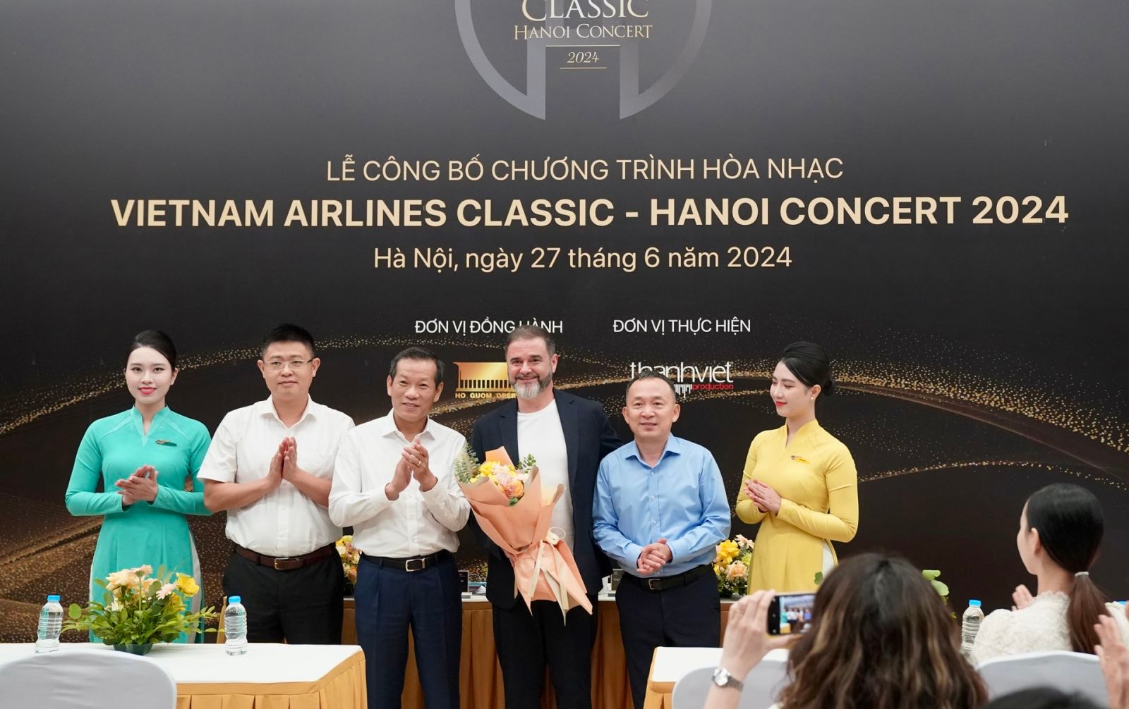 3. Đại diện Vietnam Airlines cùng các đơn vị đồng hành tặng hoa cho nhạc trưởng César Álvarez.