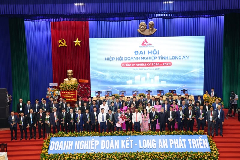 Hình 7 Lãnh đạo tỉnh, nguyên lãnh đạo tỉnh chụp ảnh lưu niệm cùng hội viên Hiệp hội, doanh nghiệp; (1) (9)