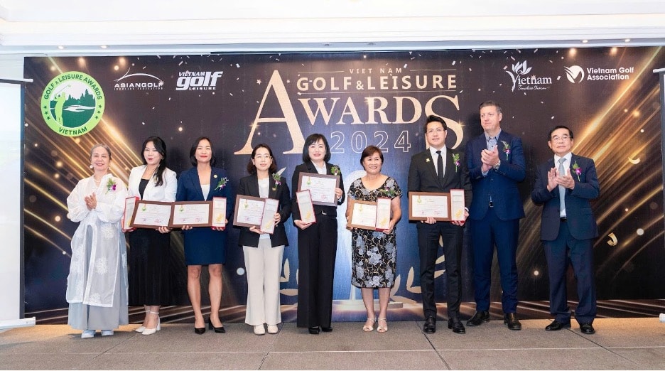 Ông Phạm Tiến Vân - Chủ tịch Việt Nam Golf and Leisure - Trưởng BTC và các đại biểu trao giải thưởng cho các đơn vị đạt giải