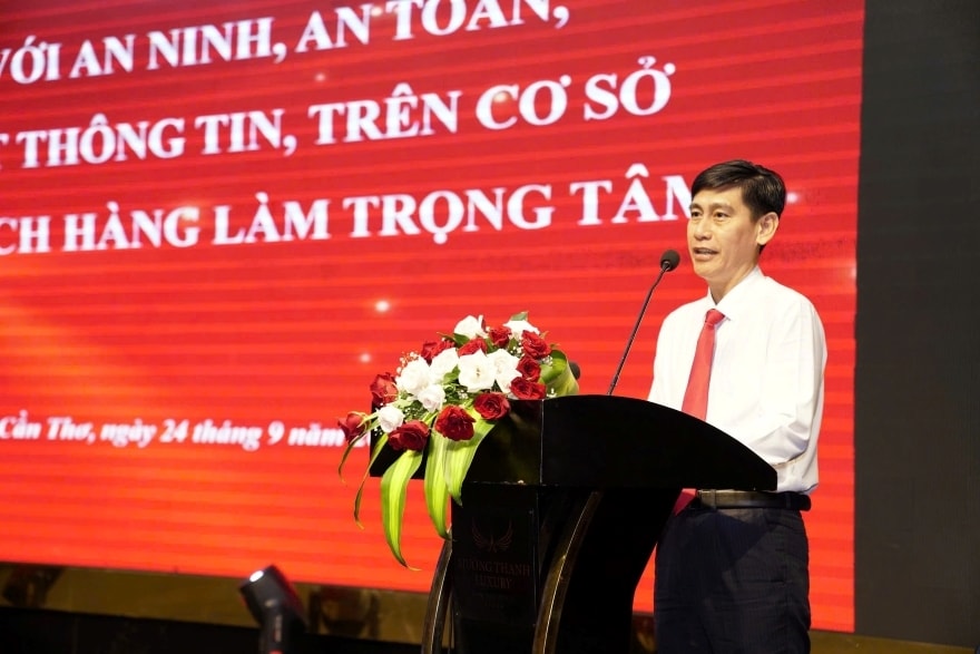 Ông Phan Văn Bá - Phó Trưởng Văn phòng đại diện Agribank khu vực Tây Nam Bộ phát biểu tại hội thảo