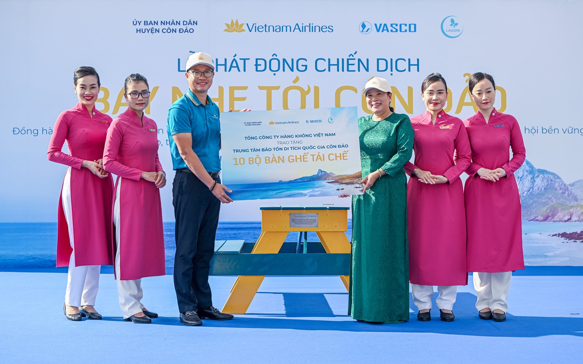 Ảnh 6. Đại diện Vietnam Airlines trao tặng Côn Đảo 10 bộ bàn ghế từ các sản phẩm tái chế