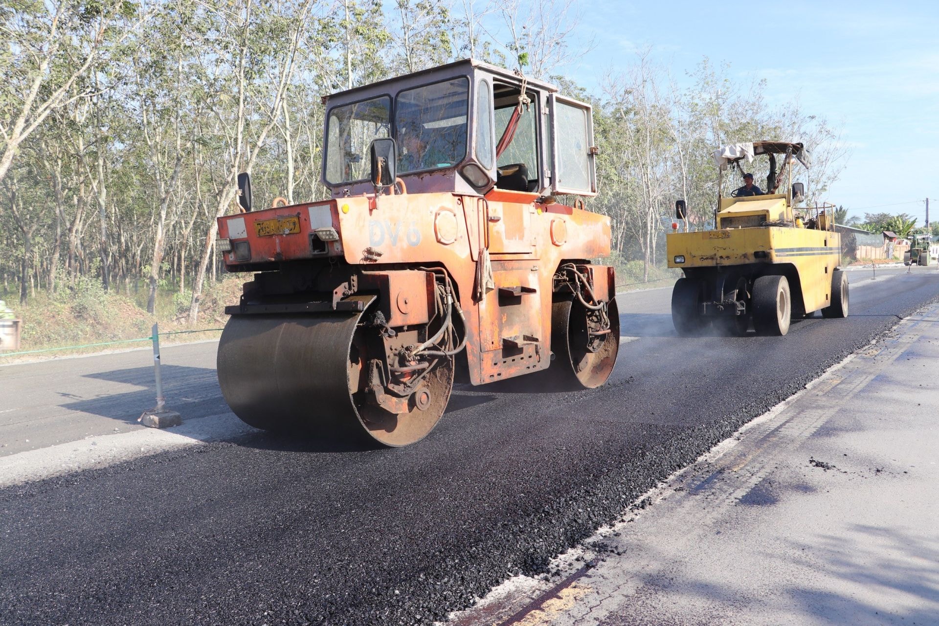 Thảm nhựa tuyến ĐT787B thuộc dự án đường liên tuyến kết nối vùng N8 - đường 787B - đường 789.