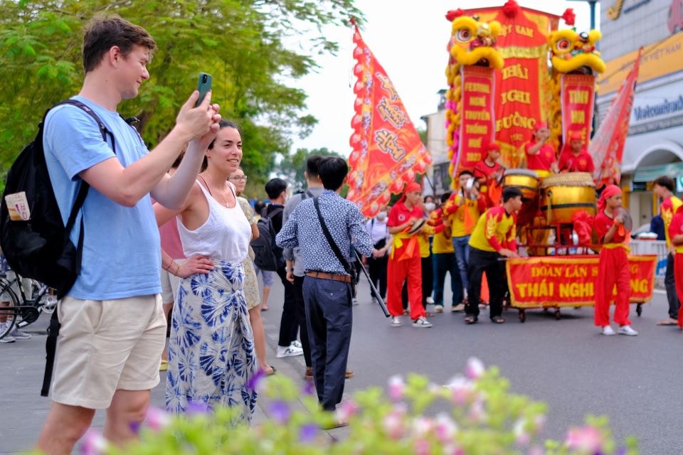 7.-du-khach-nuoc-ngoai-tai-le-hoi-quang-dien-duong-pho.jpg