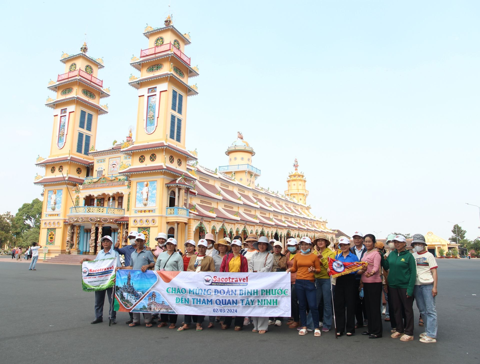 Du khách tham quan Toà thánh Cao Đài Tây Ninh.