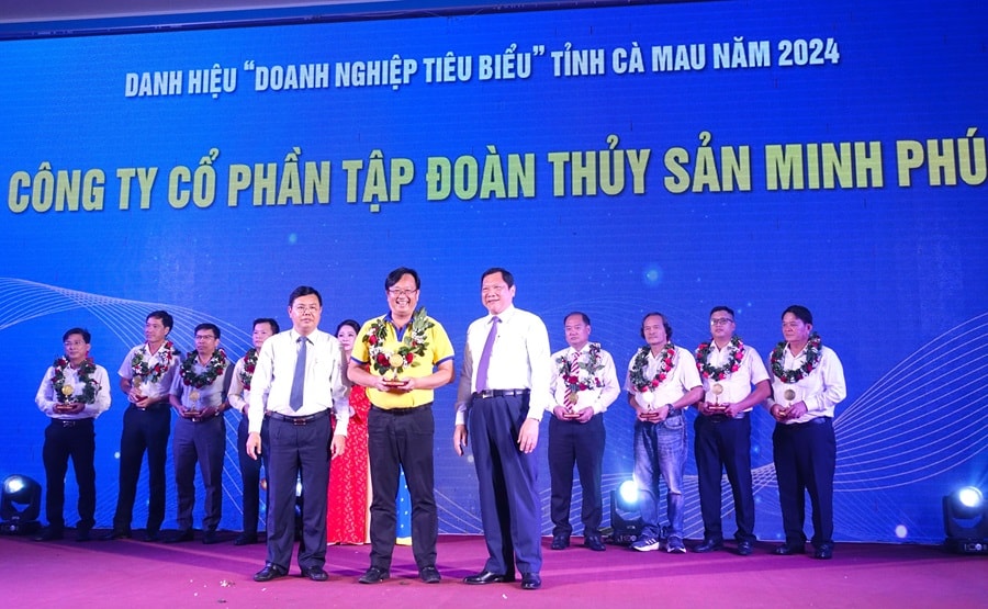 Bí thư Tỉnh ủy, Chủ tịch HĐND tỉnh Nguyễn Tiến Hải (hàng đầu, bìa trái) cùng Phó Chủ tịch UBND tỉnh Lâm Văn Bi (hàng đầu, bìa phải) trao tặng danh hiệu doanh nghiệp tiêu biểu tỉnh Cà Mau năm 2024.