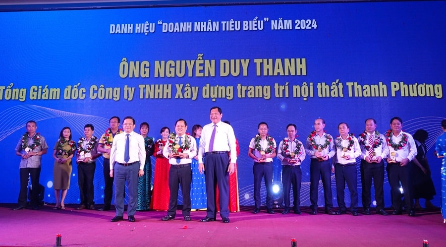 Phó Bí thư Tỉnh ủy Nguyễn Đức Hiển (hàng đầu, bên trái) cùng Phó Chủ tịch UBND tỉnh Lâm Văn Bi trao tặng danh hiệu doanh nhân tiêu biểu năm 2024 .