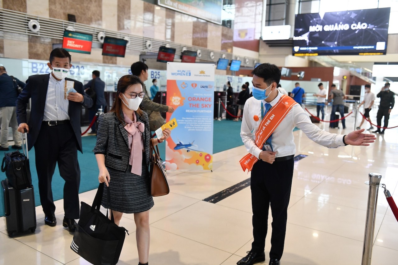 Ảnh 8. Vietnam Airlines cũng thực hiện các “Chuyến bay Tô Cam” thúc đẩy bình đẳng giới vào năm 2022, 2023