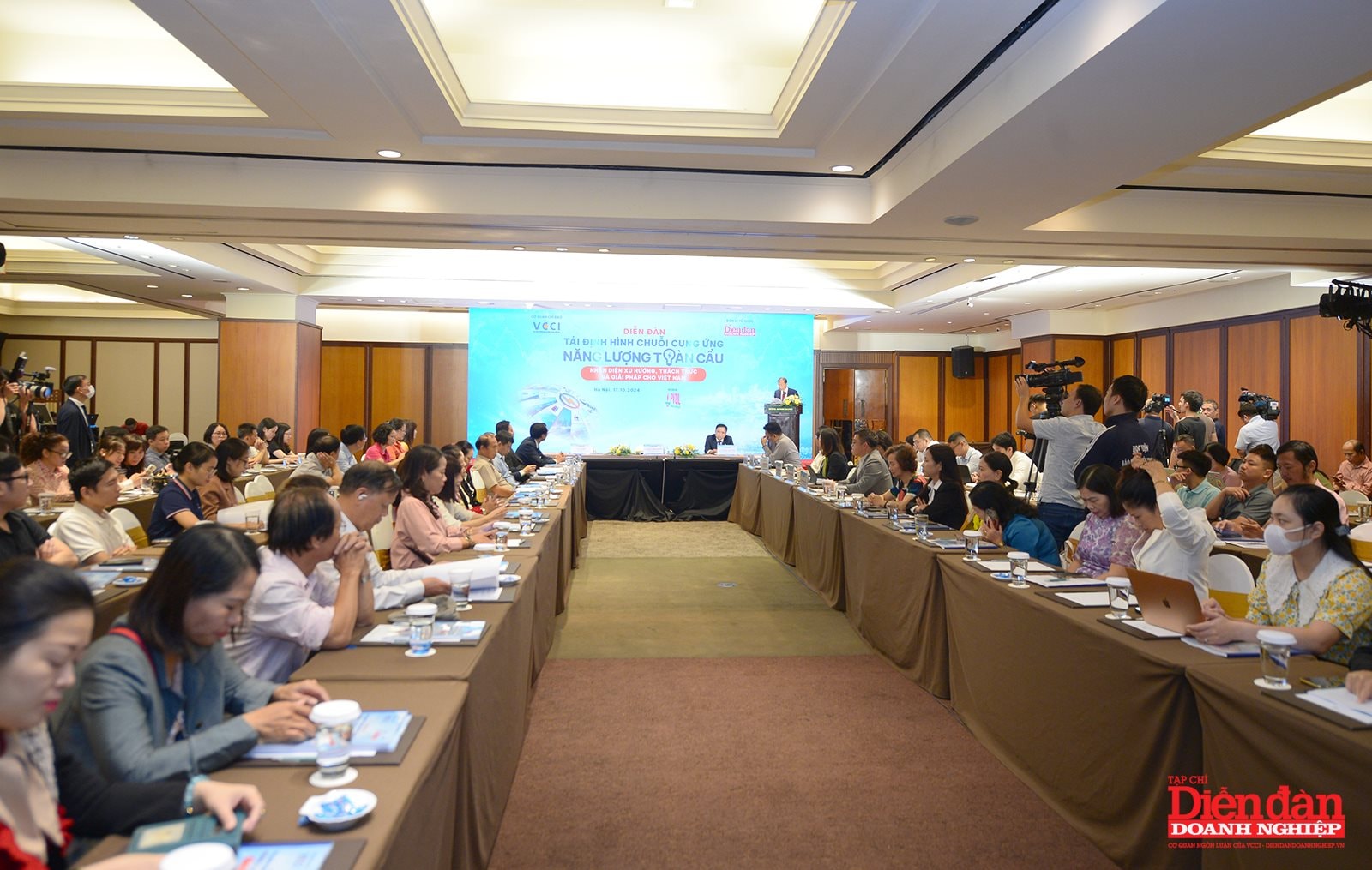 “Forum on Reshaping the Global Energy Supply Chain: Identifying Trends, Challenges and Solutions for Vietnam” was organized by Business Forum Magazine in coordination with relevant agencies on October 17 in Hanoi.